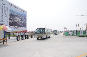 2010中國（濰坊）住宅產(chǎn)業(yè)博覽會(huì )領(lǐng)導暨專(zhuān)家視察濰坊昌大建設集團建設的魯臺經(jīng)貿會(huì )展中心工