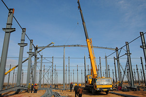 集團建筑產(chǎn)業(yè)園PC車(chē)間鋼結構“上梁”